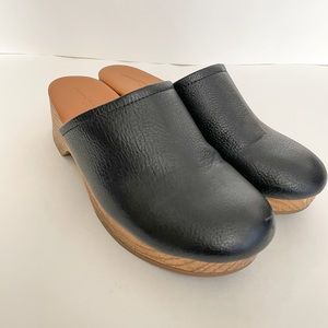 Universal Thread Black clogs